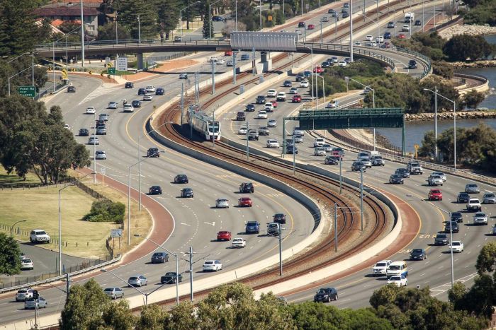 Kwinana Freeway south of the Narrows Interchange.